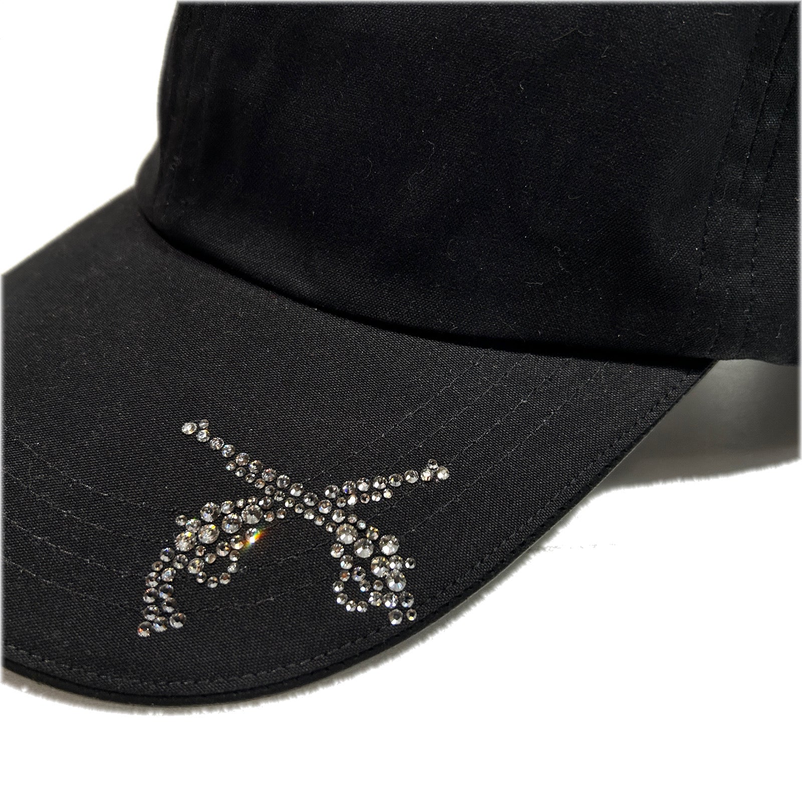Load image into Gallery viewer, CROSSGUN CUT CRYSTAL BB CAP / BLACK*SILVER SHADE