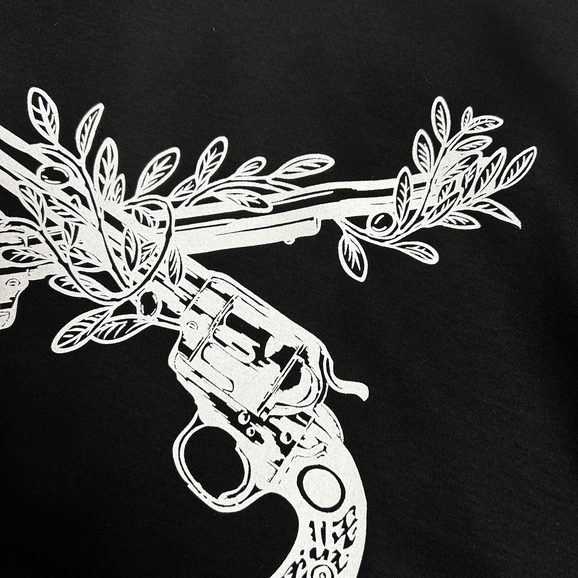 将图片加载到图库查看器,OLIVE TREE CROSSGUN T-SHIRT / BLACK