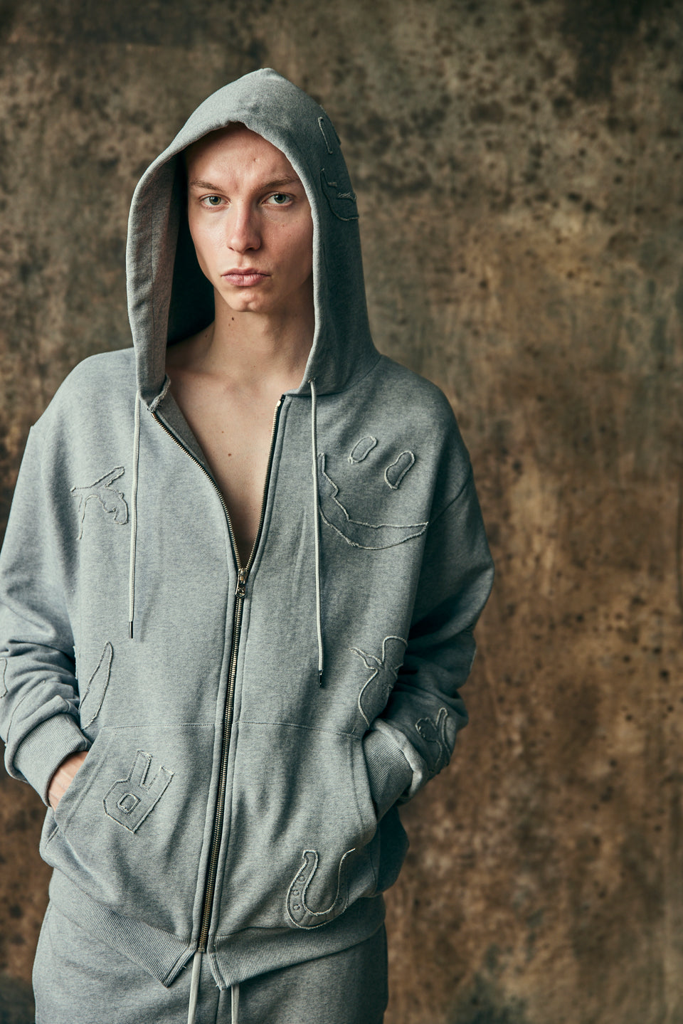 Load image into Gallery viewer, MIX EMBROIDERY PATCH HOODIE / GRAY