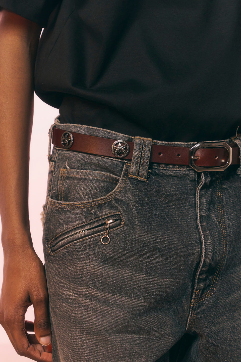 将图片加载到图库查看器，LONG CONCHO LEATHER BELT / BROWN