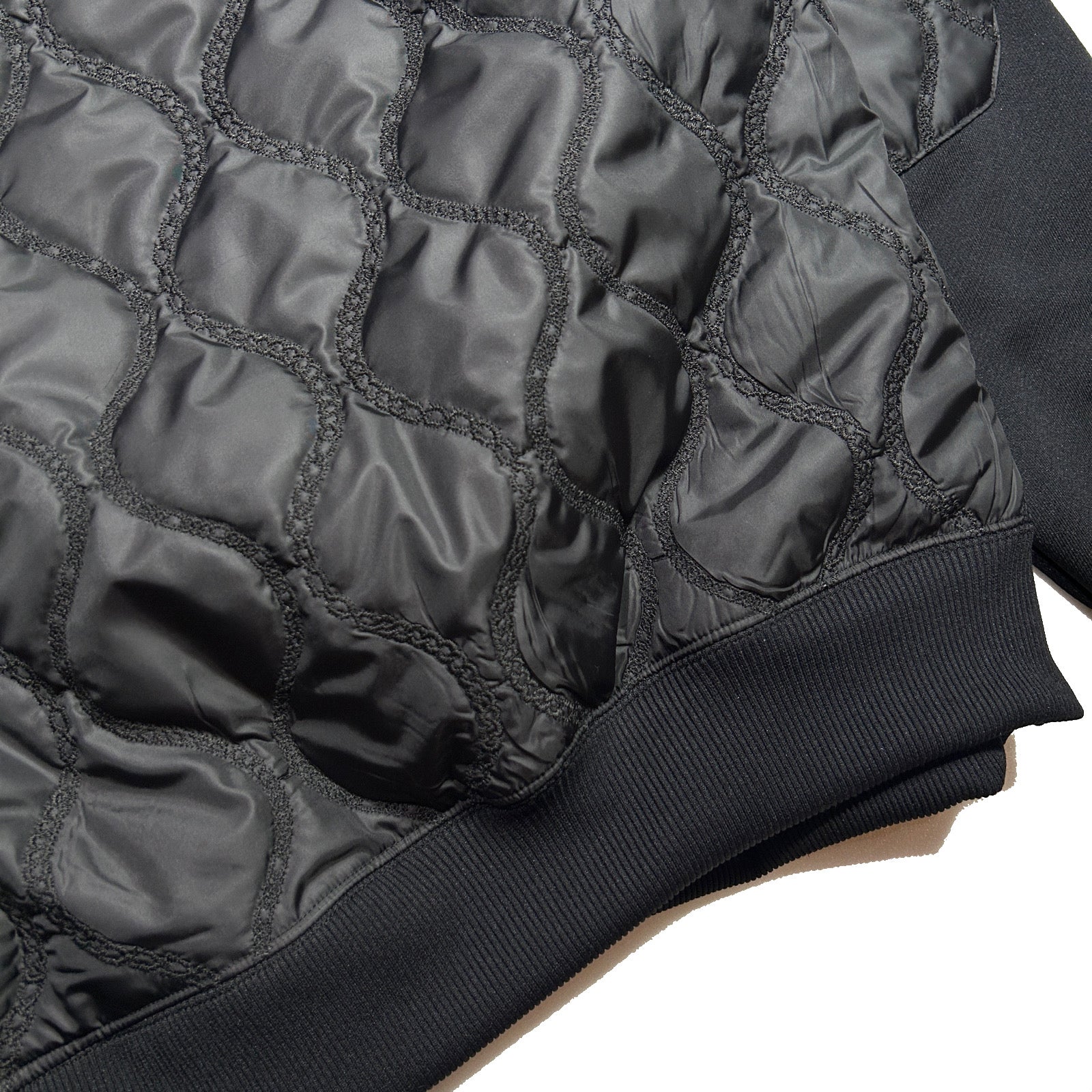 Load image into Gallery viewer, CHAIN QUILT SWEATSHIRT / BLACK