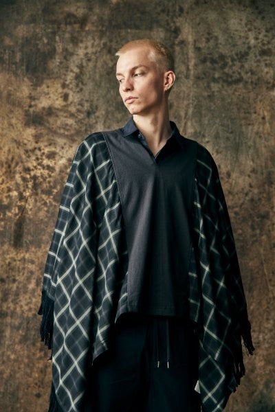 Load image into Gallery viewer, OMBRE CHECK PONCHO CRYSTAL / BLACK